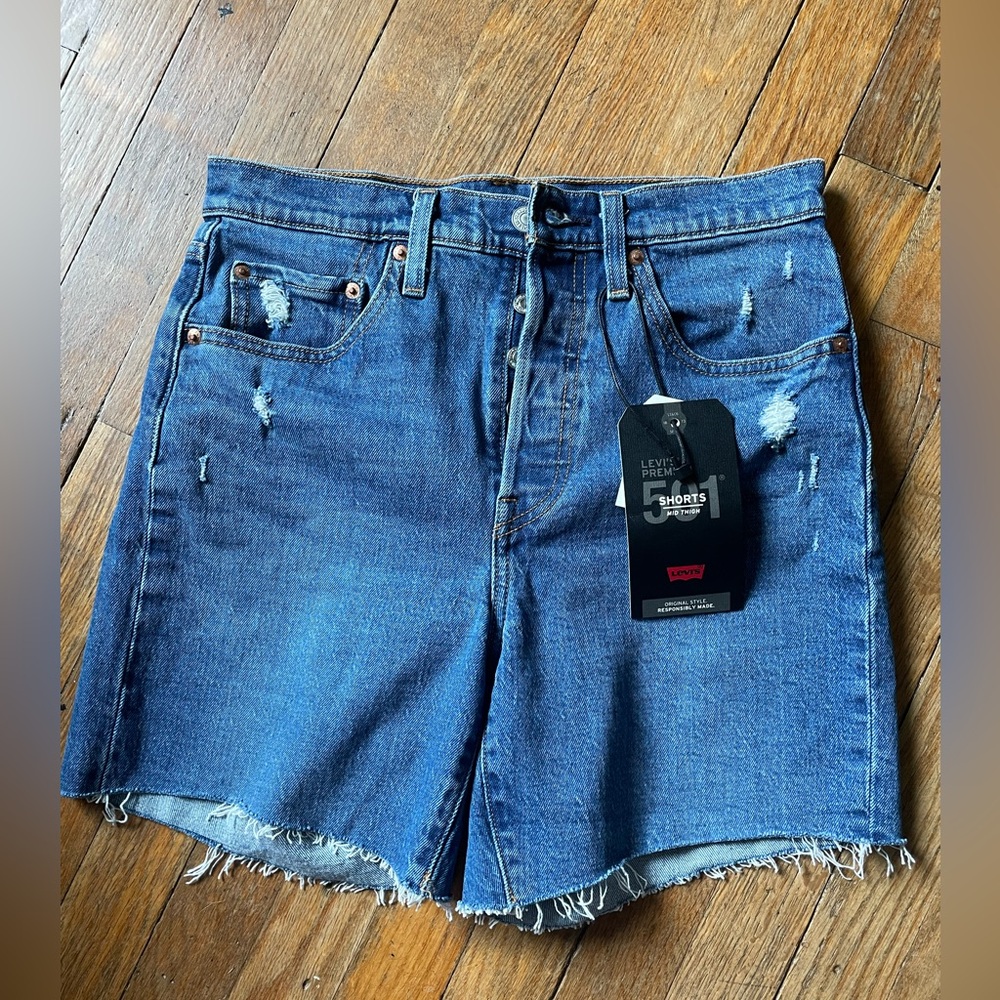 Women’s 501 Levi’s mid thigh short. Size 27.